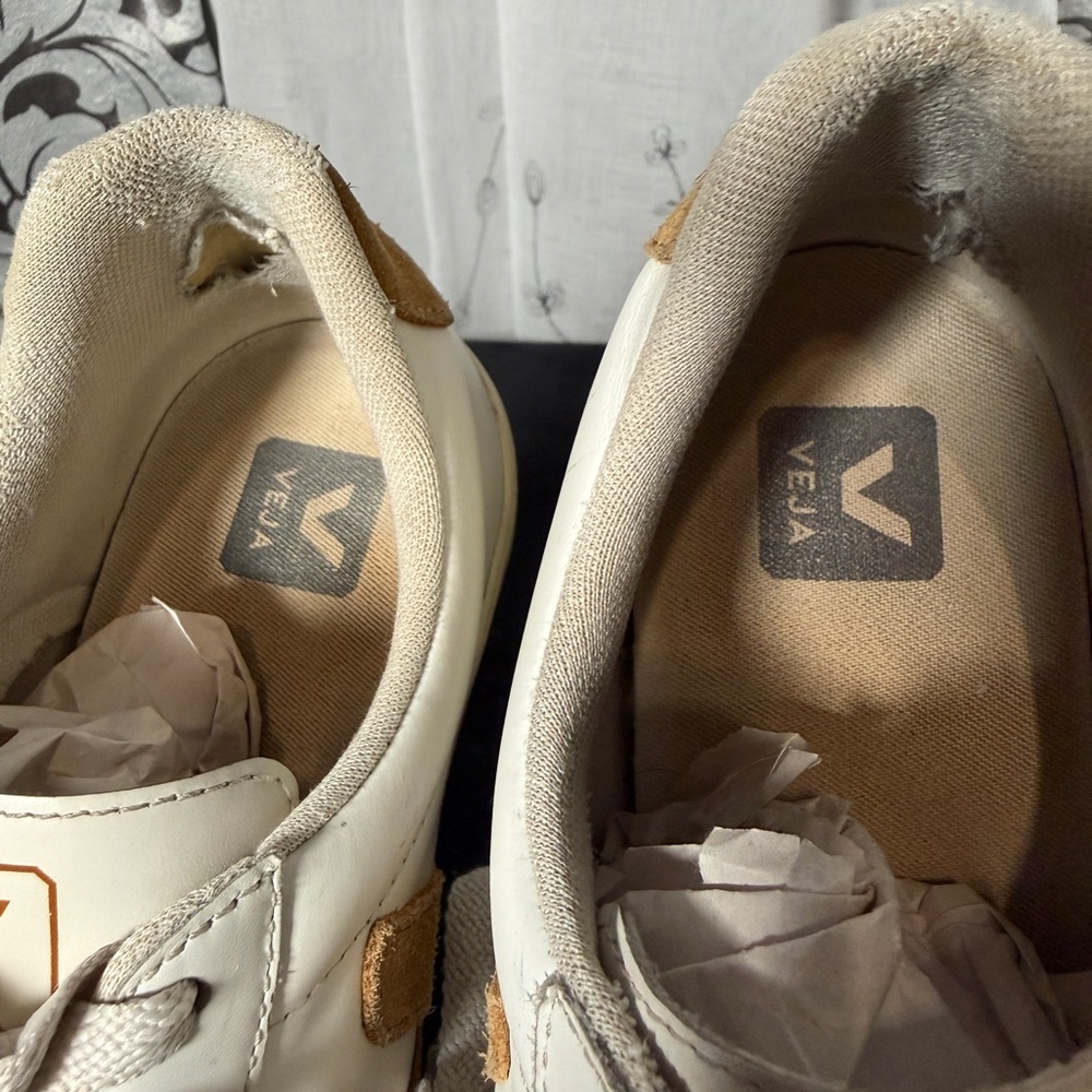 Veja size 10 rose gold esplar
Items is used condition and has some wear/tear.
